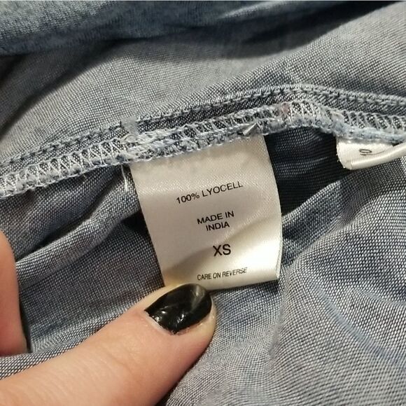 New York & Co Blue Denim Loose Fit V-Neck 1/4 Button Short Sleeve Tunic Blouse - Picture 4 of 5